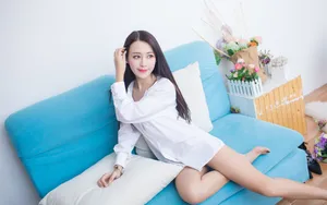 居家衬衣美女图片壁纸_5