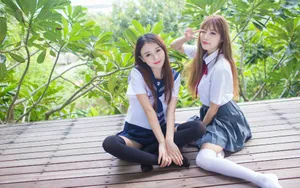 制服美女闺蜜亲昵高清大图_2