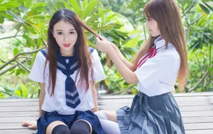 制服美女闺蜜亲昵高清大图_3