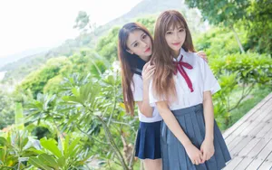 制服美女闺蜜亲昵高清大图_4