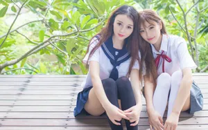 制服美女闺蜜亲昵高清大图_5