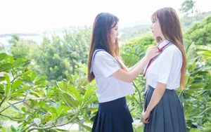 制服美女闺蜜亲昵高清大图_6