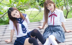 制服美女闺蜜亲昵高清大图_7