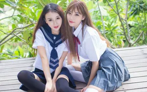 制服美女闺蜜亲昵高清大图_9