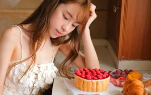闺房乖巧美女桌面壁纸_2
