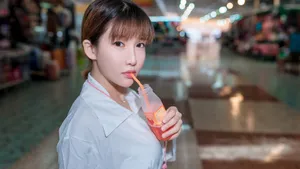 甜美白嫩美女桌面壁纸