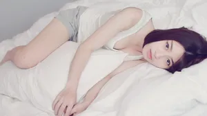 学生美女床上写真图片_4