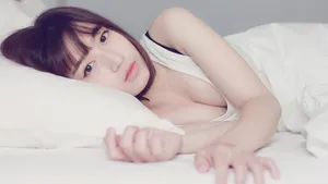 学生美女床上写真图片_9