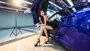 迈凯轮长腿美女模特壁纸_2