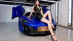 迈凯轮长腿美女模特壁纸_6