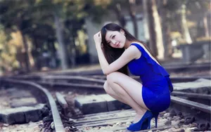 铁轨出轨少女图片_10