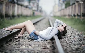 铁轨出轨少女图片_12
