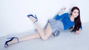 蓝色调长腿美女图片壁纸_4