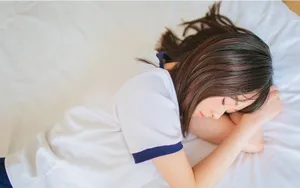 清新可爱女生床照图片_3