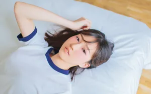 清新可爱女生床照图片_4