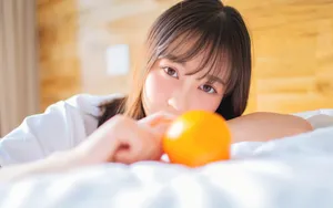 清新可爱女生床照图片_5