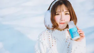 美丽冻人雪地美女图片_5