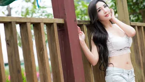 丰满美女图片壁纸_10