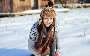 冬季雪地美女图片壁纸_2