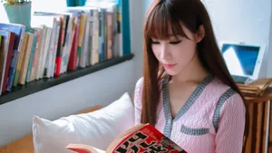 清纯粉色美女图片壁纸