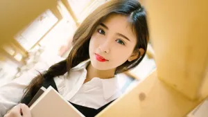 黄色调美女图书馆图片壁纸