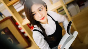 黄色调美女图书馆图片壁纸_2