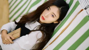 黄色调美女图书馆图片壁纸_3