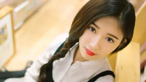 黄色调美女图书馆图片壁纸_5