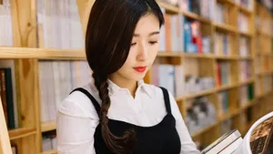黄色调美女图书馆图片壁纸_6