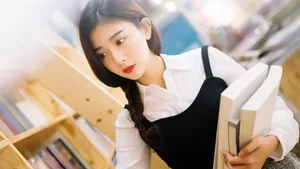 黄色调美女图书馆图片壁纸_7