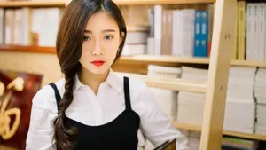 黄色调美女图书馆图片壁纸_8