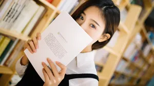 黄色调美女图书馆图片壁纸_9