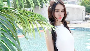 美如玉的泳装美女图片_3