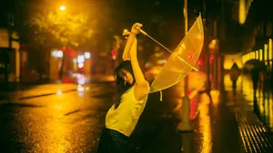 雨中伤感撑伞女孩图片