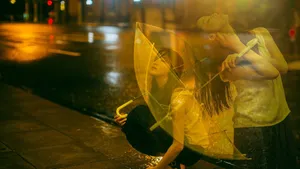 雨中伤感撑伞女孩图片_4