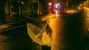 雨中伤感撑伞女孩图片_5