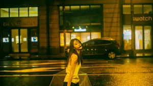 雨中伤感撑伞女孩图片_6