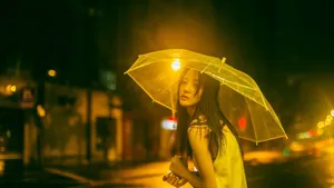 雨中伤感撑伞女孩图片_7