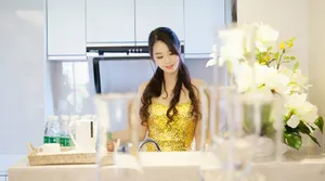 漂亮的厨房美女壁纸_2