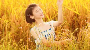 黄色暖色调美女图片_2