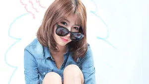 牛仔粉嫩女生写真图片壁纸_2