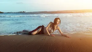美女海边风情壁纸