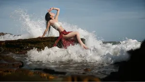 美女海边风情壁纸_4