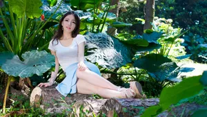 公园丰满美女生活照_2