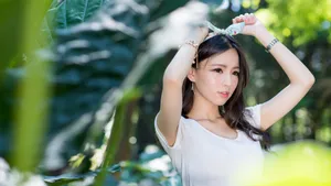 公园丰满美女生活照_5