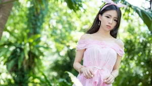 公园丰满美女生活照_7