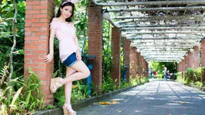 公园丰满美女生活照_8