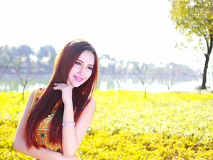 黄色短裙美女图片壁纸_3