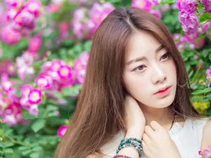 花丛妩媚美女图片壁纸_2