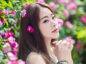 花丛妩媚美女图片壁纸_3
